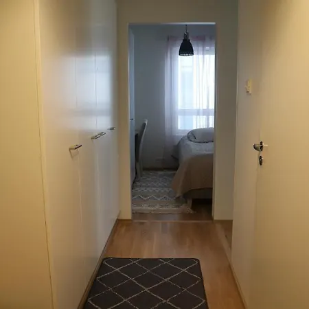 Keskustan Uusi Kolmio Lampimalla Autohallipaikalla Rovaniemi